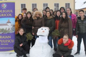 Elevii de la Liceul Agricol profită de vreme: au participat la concursul de oameni de zăpadă!