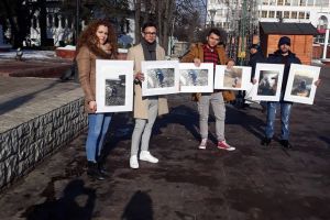 Tineri din TNL Gorj l-au aşteptat pe ministrul Energiei, la Prefectura Gorj, cu fotografii din carierele CEO
