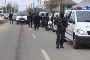 Razie într-un cartier de romi din Satu Mare! Zeci de persoane au fost duse la secţie