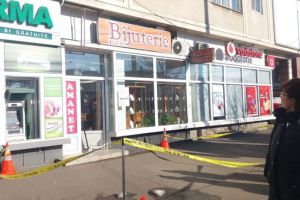 ALERTA! Bijuteria de langa Coreco Hale a fost jefuita! Un barbat mascat a furat 1 kg de aur