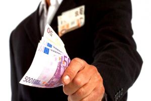Fara buget pe 2019, si cu „taxa pe lacomie”,euro urcă la 4,6890 lei. Deprecierea leului aduce creşterea ratelor şi noi scumpiri la mâncarea de import