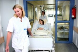 O infirmieră a ajuns să câştige după 32 de ani muncă mai puţin decât o infirmieră debutantă
