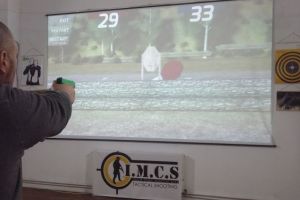 Senzaţii tari la singurul poligon virtual de trageri din Sibiu – Poţi deveni cu uşurinţă un sniper