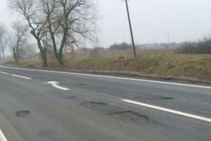 DRDP intervine de URGENȚĂ: Începe plombarea GROPILOR apărute în urma fenomenului de ÎNGHEȚ-DEZGHEȚ