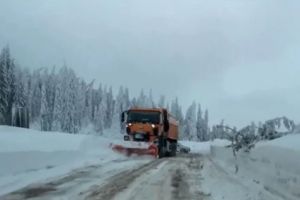 Drumarii continuă să asigure curăţarea şoselelor din vestul României