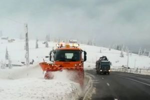 Drumarii au intervenit cu autofreza pe DN 17, în Pasul Tihuţa