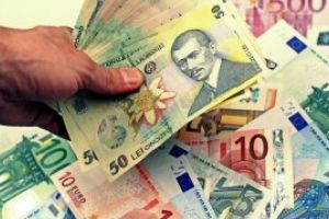 Euro creste la casele de schimb bancar, la vanzare, aproape de 4,8 lei