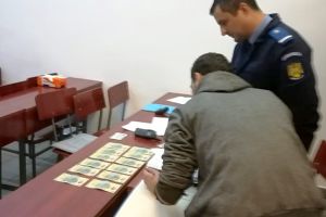 Hoţ din buzunare prins de jandarmi după ce a furat bani din buzunarul unei femei
