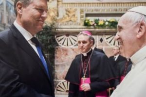 EPISCOPUL care a SCHIMBAT România: „Vizita Papei LEGITIMEAZĂ un REGIM CORUPT”

