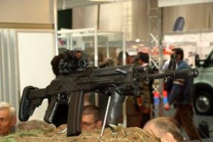 BREAKING NEWS! România SE ÎNARMEAZĂ. Anunţul FERM de la Guvern. Armă de asalt fabricată în colaborare cu Beretta 