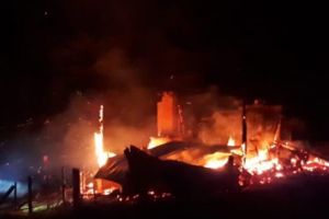 MOBILIZARE MASIVĂ A POMPIERILOR ÎN INCENDIU LA DRAGOSLAVELE!