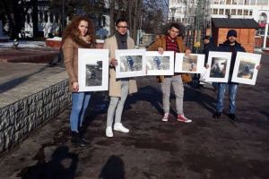 Patru tineri din TNL Gorj l-au aşteptat pe ministrul  Energiei, la Prefectura Gorj, cu fotografii din carierele CEO