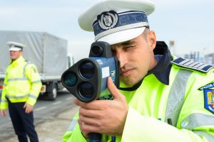 Prevedere nouă în Codul Rutier! Masinile de tip radar sau polititistul cu radar de tip pistol, trebuie presemnalizati. Asa se intampla in toata lumea civilizata.