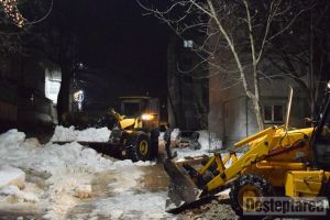 Se lucreaza şi noaptea la îndepartarea zapezii [Galerie foto]