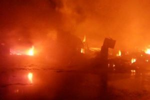 INFERN LA DRAGOSLAVELE! O FABRICĂ ARDE de 12 ORE şi LUPTA CONTINUĂ