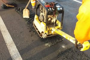 Direcţia de Drumuri şi Poduri e pregătită de cârpit şoselele. Deocamdată, doar cu mixtură la rece