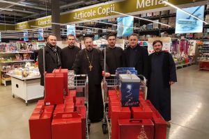 Preoţii din Bistriţa au cumpărat pachete pentru ”Camionul de Crăciun în Basarabia”