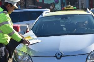 Taximetrişti piteşteni, amendaţi de poliţiştii locali