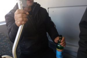 Directia Generala Politia Locala Constanta a dat amenzi pe banda rulanta. Un constantean consuma alcool in RATC