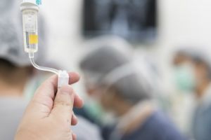 O femeie a făcut tratament pentru cancer, deşi nu era bolnavă. Acum nu îşi mai poate folosi mâna