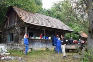 Străbunicii se întorc în casă nouă. Un proiect care oferă, pentru prima oară, şansa revitalizării cătunelor izolate 