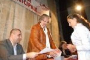 Consiliile locale, obligate să acorde elevilor burse de performanţă, de merit, de studiu şi de ajutor social