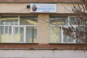 Administrator de şcoală: ”Du-te la MĂ-TA acasă dacă e FRIG!”