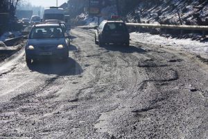 Circulaţie dezastruoasă prin Șcheia, pe centura ocolitoare a Sucevei