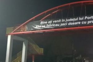 Baner cu mesaj ŞOCANT la intrare în Ploieşti. Autorităţile nu ştiu ce se întâmplă