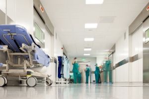 Un copil de doi ani a murit la Spitalul pentru Copii din Cluj. Părinţii acuză că a fost tratat cu paracetamol şi tantum verde