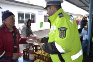 FOTO: Campania Poliţiei Române, „Paza bună trece primejdia rea”, a ajuns în municipiul Sebeş. Poliţiştii au informat cetăţenii cum pot preveni furturile din locuinţe