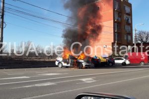 Imagini de la eveniment. Incendiu violent pe Șoseaua Mangaliei din Constanta. Mai multe masini in flacari. Intervin pompierii 