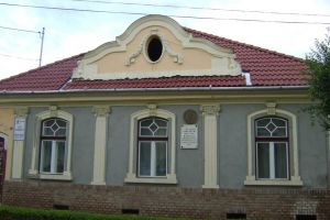 Simboluri naţionale pângarite de extremişti maghiari. Aşa arată faţada Casei memoriale „Avram Iancu”…