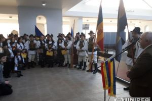 FOTO / VIDEO: Arc peste timp – Moment istoric la Muzeul Naţional de Istorie a României. Tricolorul centenar de la Lupşa, de acum 100 de ani şi de azi, faţă în faţă