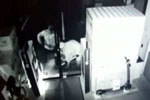 Jaf la Auchan Satu Mare! Hoţii, mascaţi cu cagule, au spart un magazin de electronice