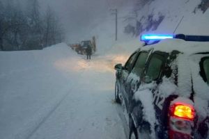 Trafic rutier oprit pe DN75, în localitatea Arieşeni. Detonare controlată a zăpezii în zona Vârtop