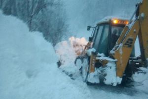 DN 75 între Vârtop şi Băiţa a fost închis pentru a detona controlat stratul de zăpadă şi a reduce riscurile de avalanşe