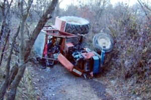 ACUM – BĂRBAT STRIVIT DE TRACTOR LA CUCA!