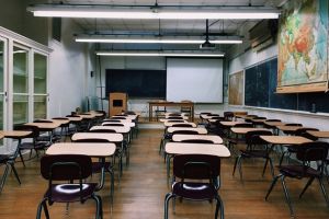 Administratorul unei şcoli din Craiova către elevi: ”Să vă fie ruşine”, ”Du-te la mă-ta dacă e frig!”