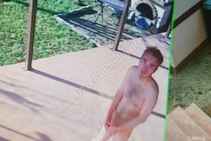 Bărbat internat după ce a fost surprins umblând gol prin sat