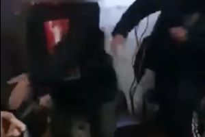 VIDEO / IMAGINI ȘOCANTE: Violenţă extremă! Un adolescent, bătut şi îngenunchiat de trei tineri.