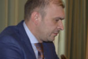 Cele două terenuri sintetice din Caransebeş au o problemă de execuţie! Felix Borcean: Constructorul nu a luat în calcul ninsori abundente!