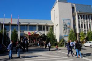Bursele studenţeşti aferente lunii septembrie, plătite în avans