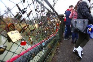 Pasarela Îndrăgostiţilor de la Parcul Copiilor va fi reabilitată. Primăria caută proiectant