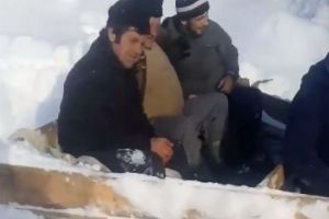 VIDEO Metoda INEDITĂ de deszăpezit drumul într-un sat din judetul Alba: Plug de lemn tras de un tractor