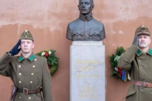 Ceremonie controversată la Târgu Secuiesc. Depunere de flori însoţită de doi indivizi purtând uniforme ale armatei maghiare. Şeful UDMR Covasna a fost între participanţi