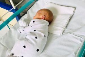 Şi acolo e România. În vârf de munte s-a născut o fetiţă. Cine şi cum a asistat-o la naştere, deşi în cătunul Măgurice din judeţul Braşov nu e niciun medic
