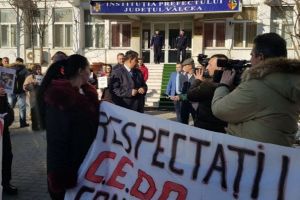 Zeci de protestatari cer suspendarea medicilor  de la Ramnicu Valcea care ar fi diagnosticat şi tratat greşit două cazuri grave