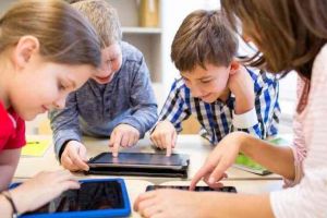 Elecii, supuşi unui nou experiment de anul viitor: Dotarea şcolilor cu o tablă inteligentă şi a elevilor cu tablete, pentru creşterea performanţei