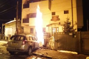 O maşină a ars după ce a intrat într-o ţeavă de gaze
